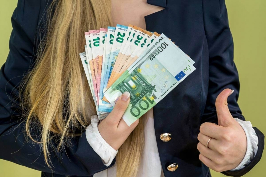 Euro Geld Scheine Frau Daumen hoch